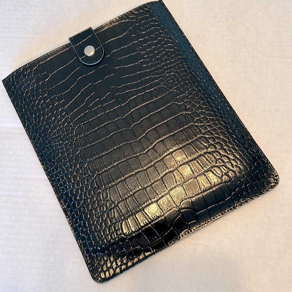 I pad / tablet case. 💯 leather.  Unisex.